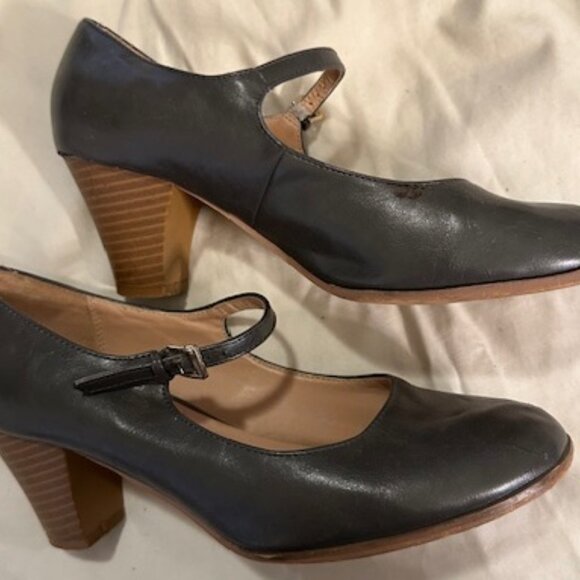 Journee Collection Classic Mary Jane Pumps Grey Heels Size 10M in used condition - Picture 2 of 5